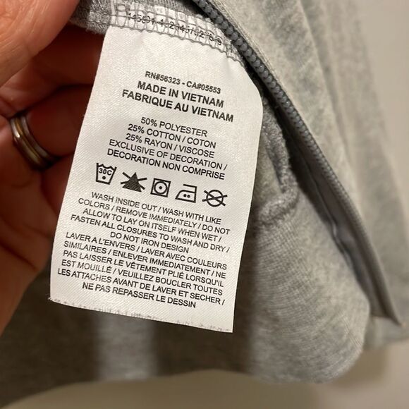 Nike woman’s gray zip up sweatshirt. But it doesn’t zip up - Picture 7 of 10